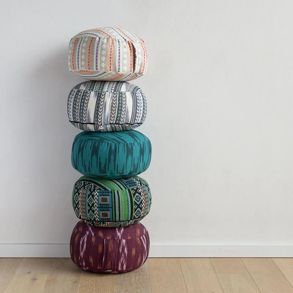 Fargerik meditasjonspute Rondo med ikat eller jacquardvev - med speltskall (32 x 17 cm)