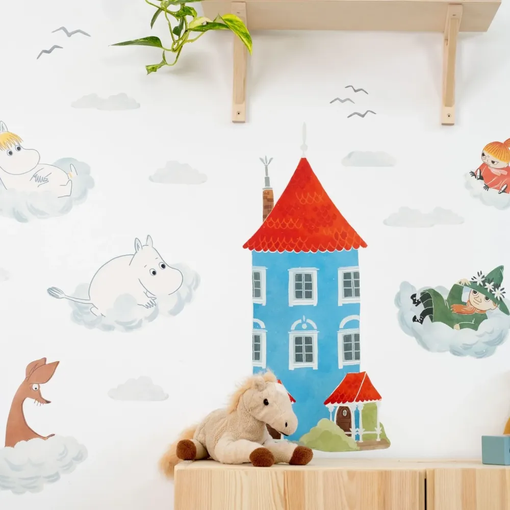 Liten Mummihus med skyer Veggklistremerke