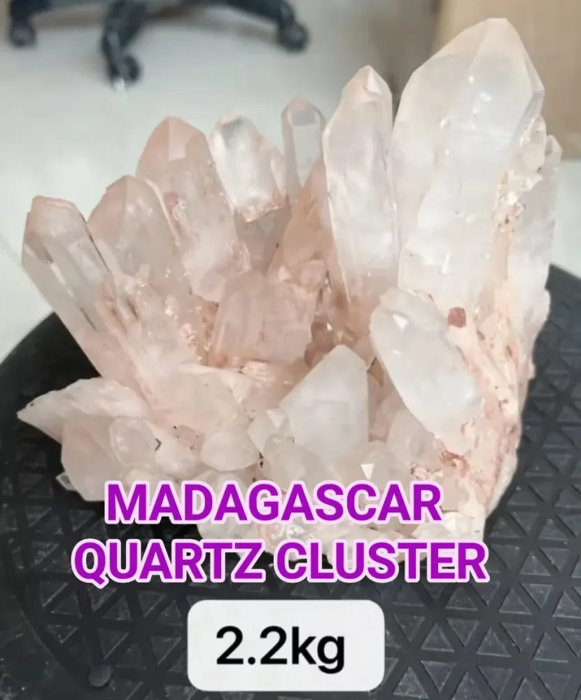 Naturlig Madagascar Quartz Cluster - 2.2kg med store Tårnspisser
