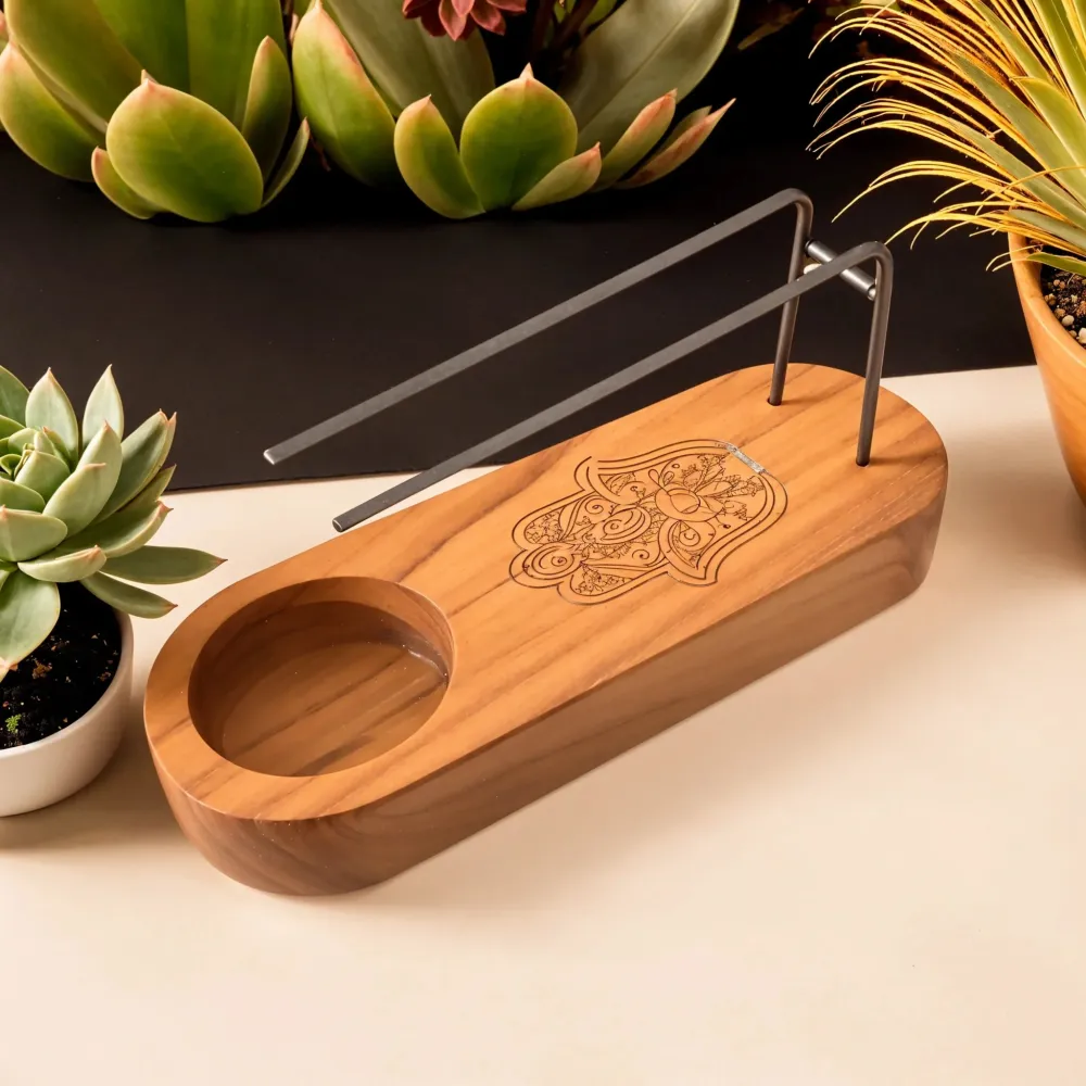 Palo Santo-holder i teak med Hamsa-design
