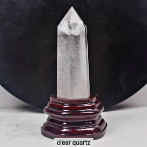 Large Clear Quartz Chevron Quartz TÅrnkrystall m/trebase, 10x3cm