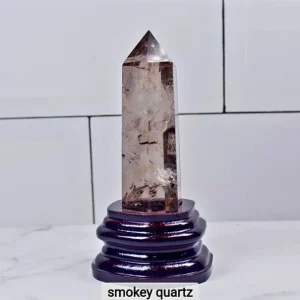 Large Røyk Quartz TÅrnkrystall m/trebase, 10x3cm
