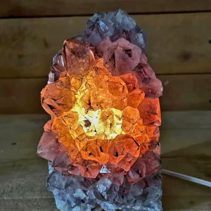 Special Large / Ametyst Rå Kvarts Cluster Lampe fra Brasil, mellom ca. 1.5 -2kg og fra ca. 15cm høyde med led trebase