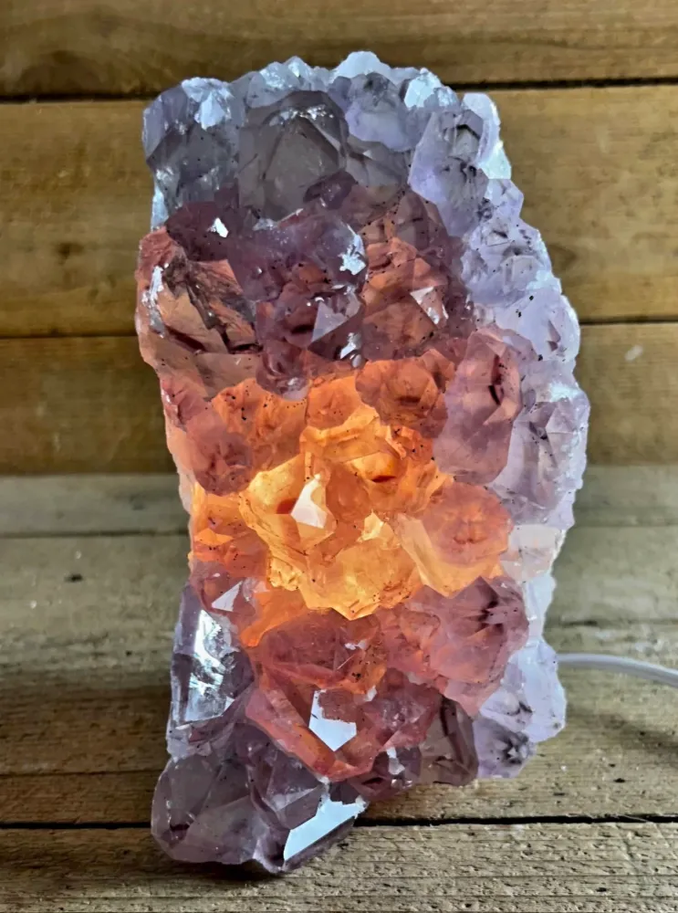 Special Large / Ametyst Rå Kvarts Cluster Lampe fra Brasil, mellom ca. 1.5 -2kg og fra ca. 15cm høyde med led trebase