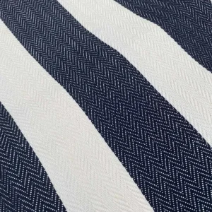 Sengeteppe 220×240 – Svart / Hvit bred stripe