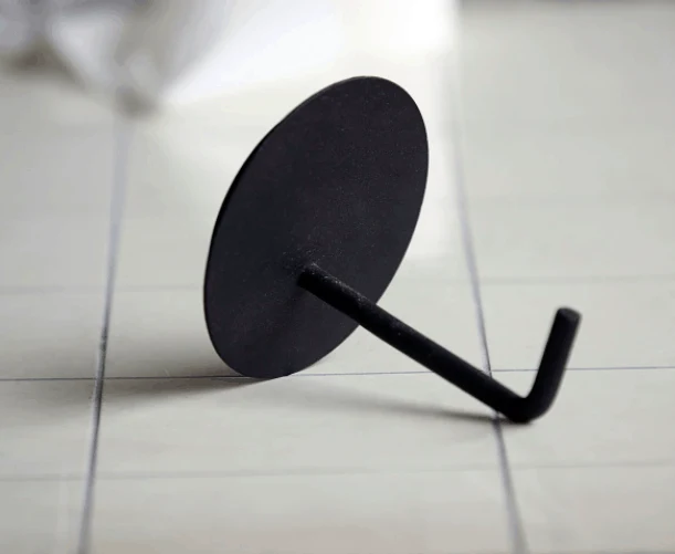 Toalettpapirholder i svart aluminium