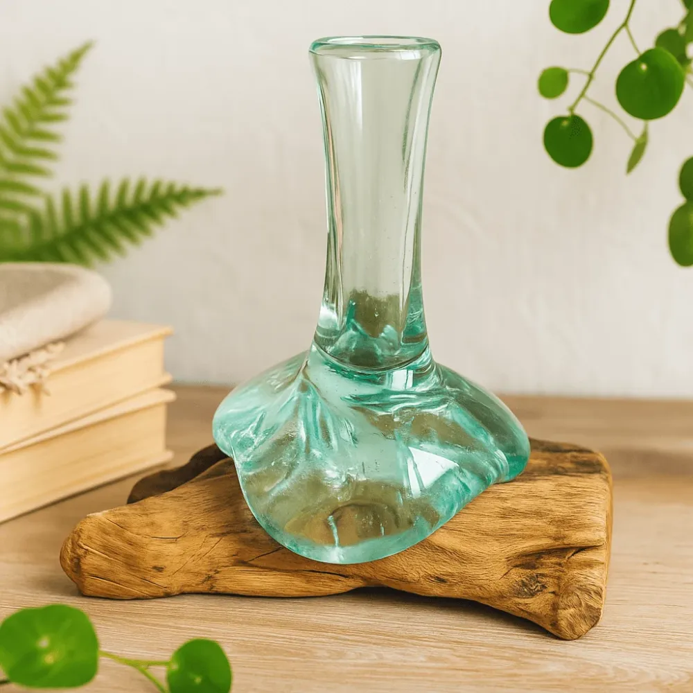 Små blomstervase i smeltet glass på tre