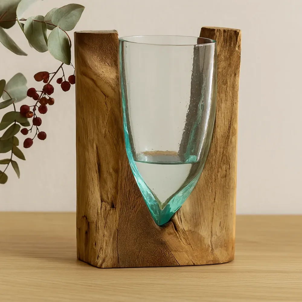 Glassvase på trebase V-formet