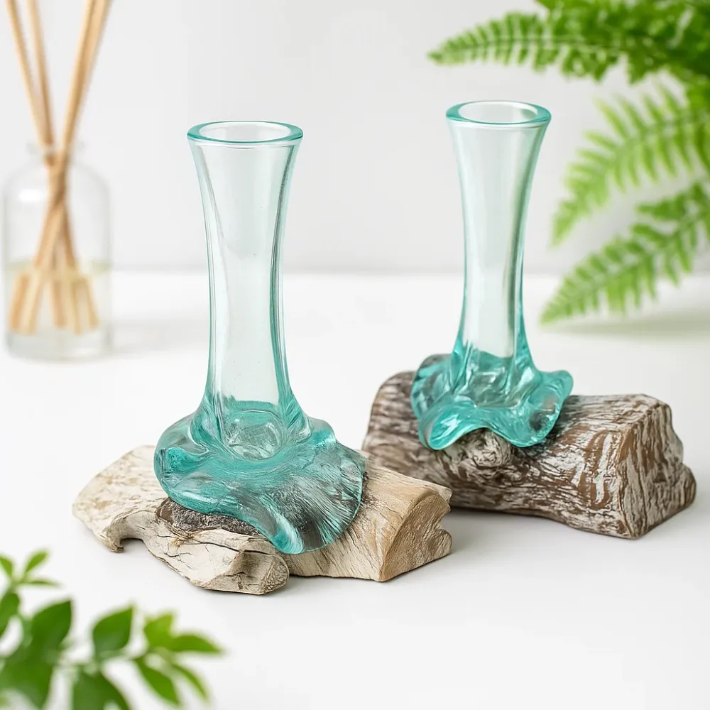 Små smeltet glassvase på hvitvasket tre